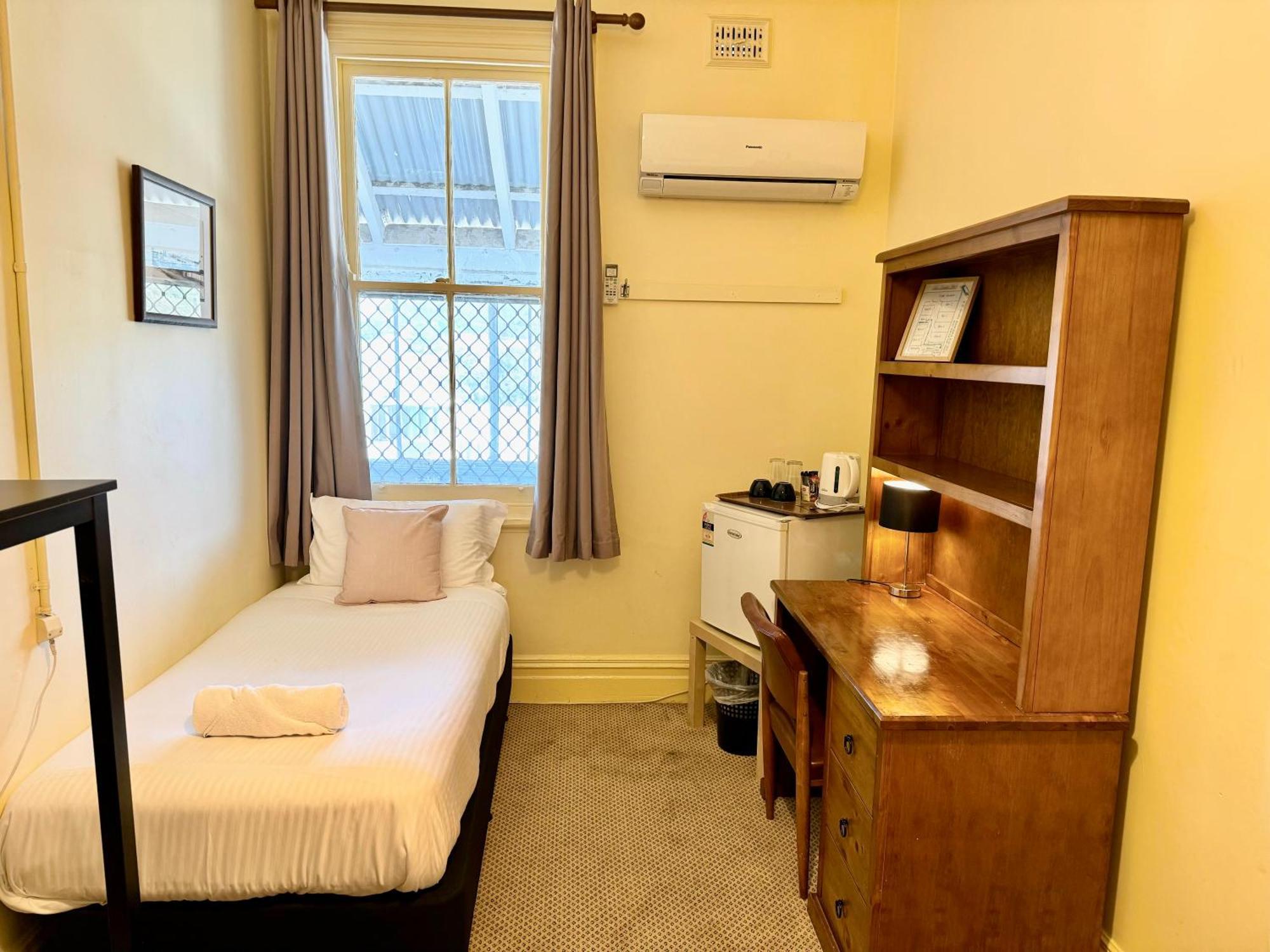 The Commercial Hotel Wallerawang Room photo